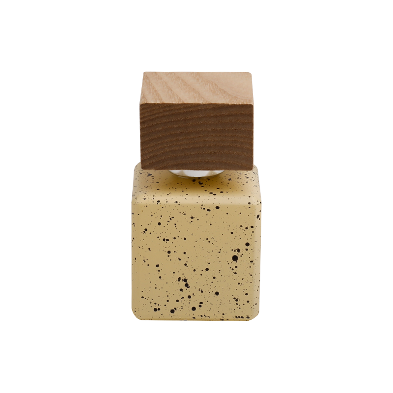 Bouteille de parfum monte à monnaie rustique